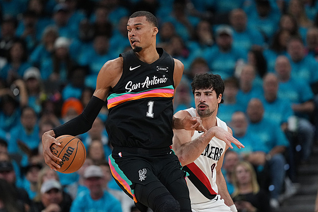 Krejčí z lavičky sledoval rekordní debut dlouhána, dominantně začal i obhájce