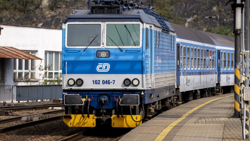 Tragický střet s vlakem na Olomoucku: Na místě je mrtvý, klíčový železniční koridor stojí