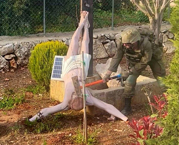 Za zničení sochy Ježíše stihl izraelské vojáky trest. Armáda zajistila novou