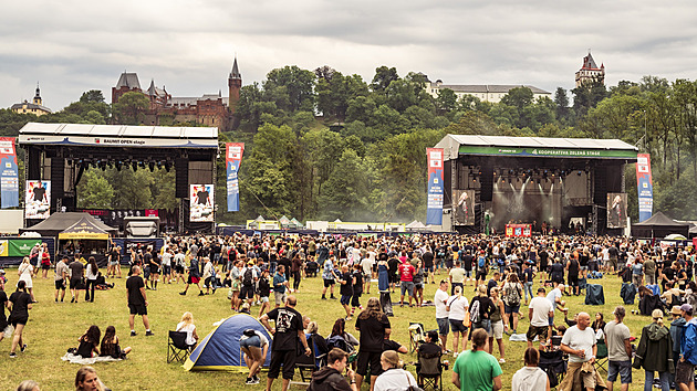 Od regálů do davu. Supermarkety hledají zákazníky na festivalech