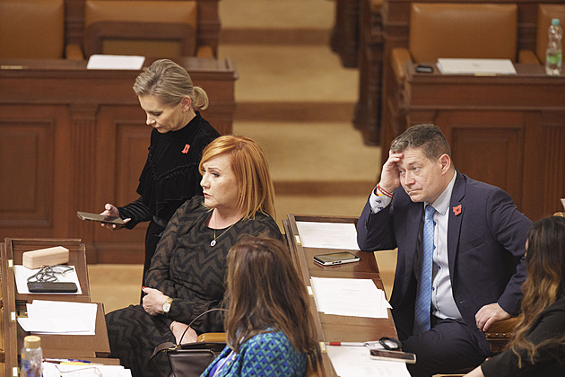 Poslanci jednají o návrhu, který má bránit poskytování nepřiměřeně drahých úvěrů