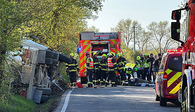 V Cholupicích se převrátila cisterna do příkopu, zraněného řidiče museli vyprostit