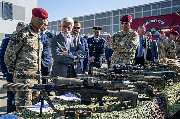 Vážím si toho, že vláda zatím nerozhoduje o mých krajských cestách, rýpl si Pavel