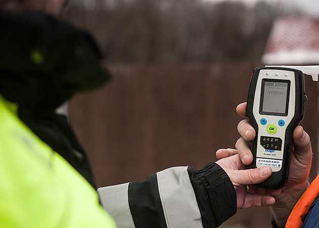 Kde jsem? V pytli, vtipkoval opilý muž se strážníky. Nadýchal smrtící dávku