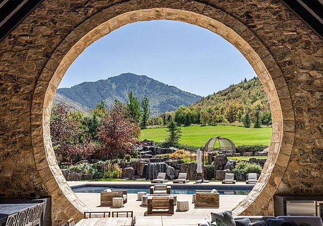 Luxusní pevnost v divočině. Za hobití sídlo v horách zaplatíte skoro miliardu