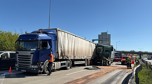 Na Pražském okruhu u Jesenice se srazily dva kamiony, jeden řidič je zraněn