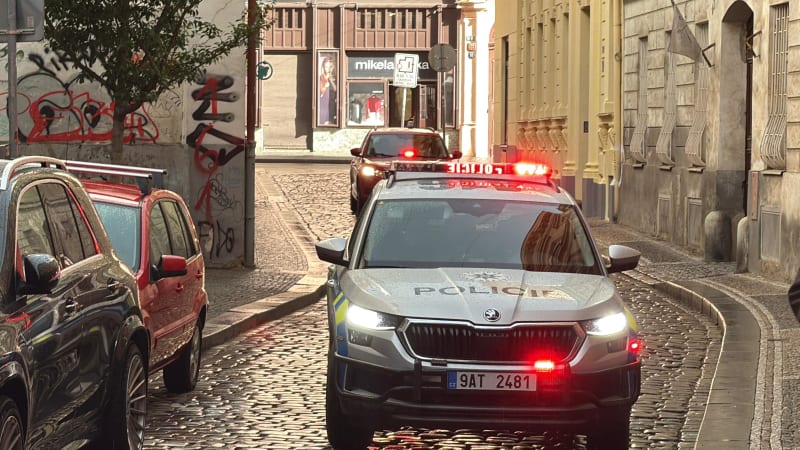 Poplach v centru Prahy: U Karlovy univerzity našli tašku s municí, zasahuje policie