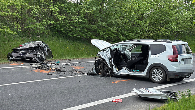 Čtyři zranění po čelní srážce aut u Mělníka, jednoho transportoval vrtulník