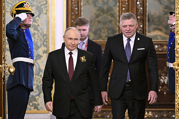 Přihlásil se Fico sám? Nikoho jsme na oslavy do Moskvy nezvali, zní z Kremlu