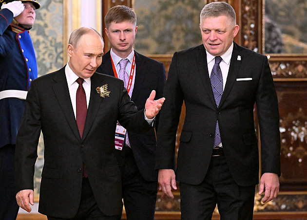 Fico přiletěl na oslavy do Moskvy. Využil trasu přes Česko
