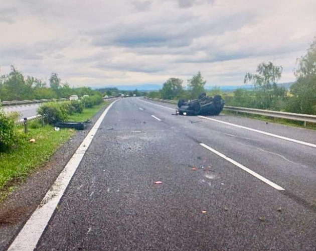 Nehoda auta zkomplikovala dopravu na dálnici D8, dva lidé skončili v nemocnici