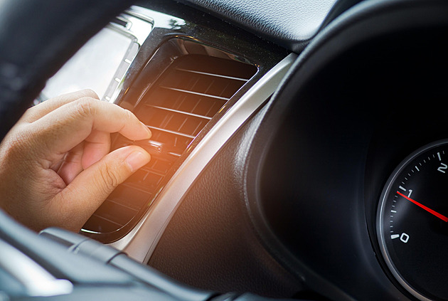 Zápach z autoklimatizace věstí drahou opravu. Vyhněte se jí za 5 minut