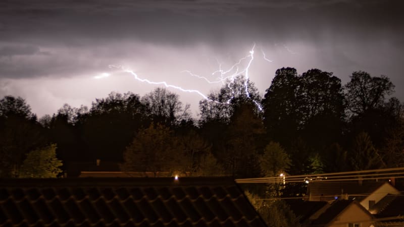 Zlom v počasí: Jarní neděle, pak Česko zasáhnou bouřky i sníh. RADAR ukazuje, jak bude u vás