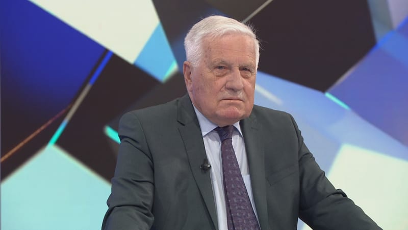 Klaus: Ústavní žalobou by Pavel udělal velkou chybu. Vládě rozumím, ale Česko teď trpí