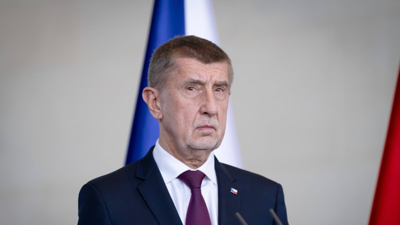 Opoziční politici dál kritizují Babiše za pozdní příchod: Žádají omluvu a posílají QR platbu