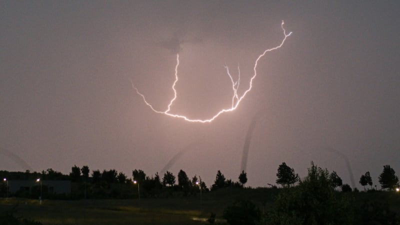 Předpověď na měsíc: Bouřky a návrat mrazů. Meteorologové odhalili, kdy se oteplí