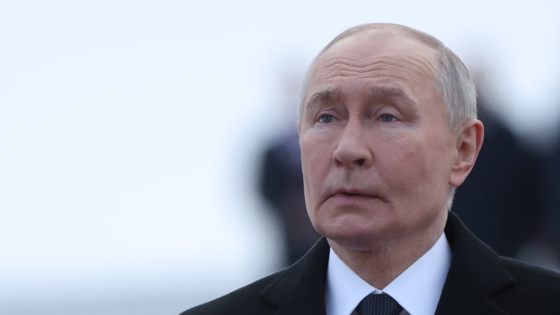 Putinova paranoia roste: Po hostech chce sundat hodinky. Experti vysvětlili možné důvody