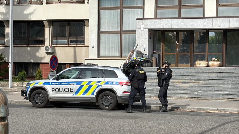 Hlášena střelba v pražském hotelu. Zasahují policisté se samopaly a balistickým štítem