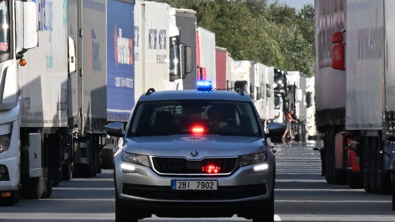 Tragická nehoda na Chebsku: Zemřel řidič náklaďáku, silnice k hranicím je uzavřená