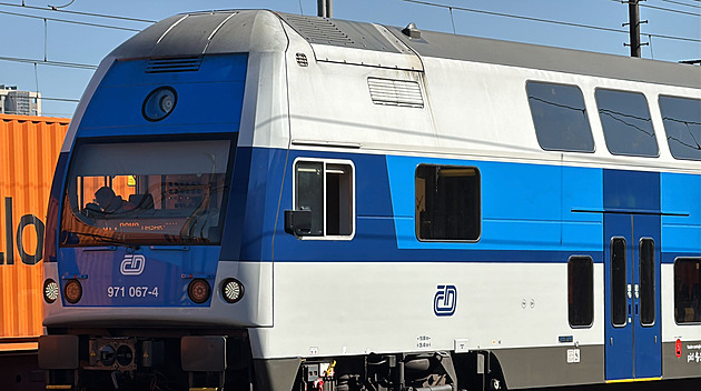 Vlak na koridoru usmrtil člověka, hasiči evakuovali stovky cestujících