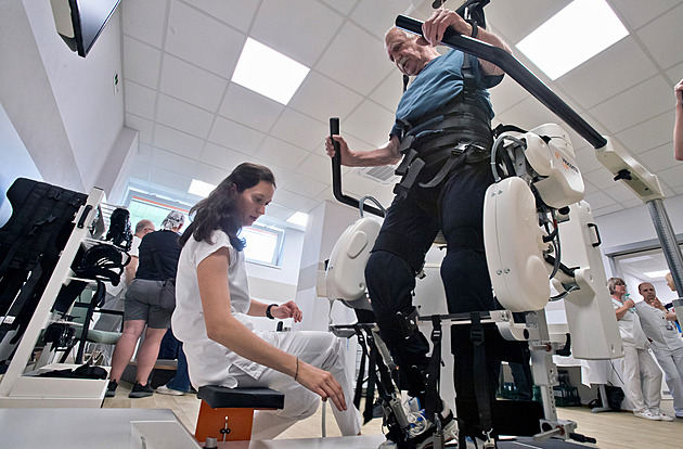 Naděje pro pacienty po mrtvici a úrazech. Robot je učí znovu chodit
