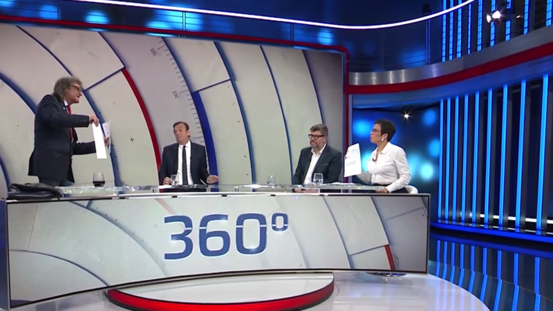 Alespoň uvidíte, jak lžete, nařkl Ševčík ve studiu Richterovou. Vstal a mával před ní lustrací