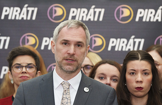 Piráti na pontonu u nového mostu představují témata do voleb, heslo i vizuál