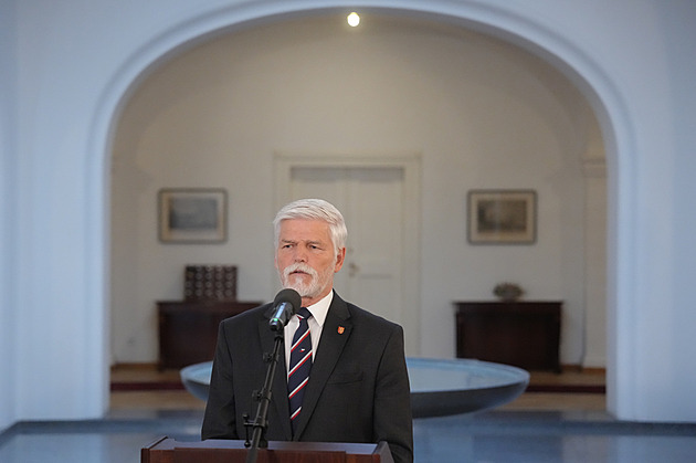 Primitivní vandalství vyvolané politiky, kritizoval Pavel hákové kříže na památníku