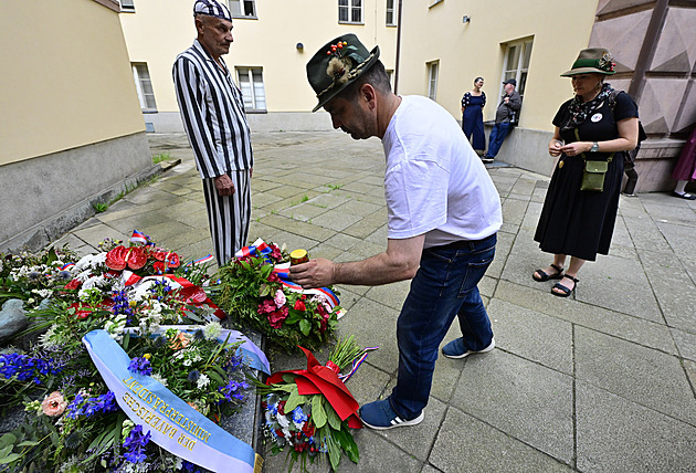 Posselt uctil památku obětí okupace v Kounicových kolejích, dorazili také odpůrci