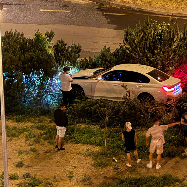 VIDEO: Opilý řidič projel středem kruhového objezdu, zasekl se v keři