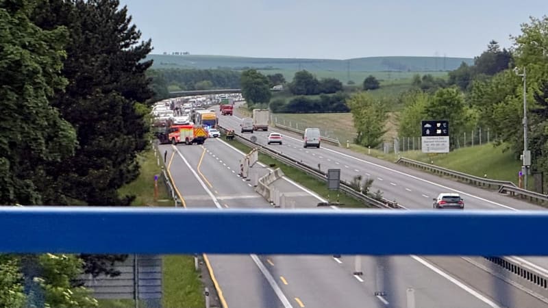 Hromadná nehoda na D2 u Brna: Zasahují záchranáři, auta projíždí odstavným pruhem