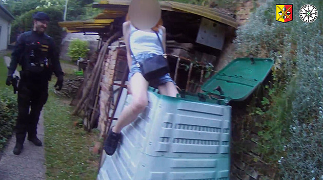 Žena se před policií ukryla v kompostéru. Měla totiž nastoupit do vězení
