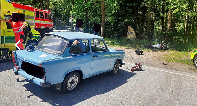 Nehoda u pomníku motorkářů. Odbočující auto se střetlo s motorkou, která ho předjížděla