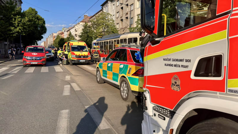 Vážná nehoda v centru Prahy: Tramvaj srazila dva lidi, hasiči museli použít nafukovací vaky