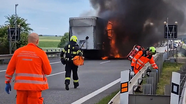 Peklo na dálnici před Brnem. Dvě tragické nehody i požár, směr do města dál stojí