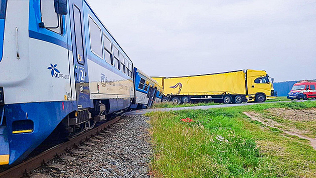 U Prostějova se srazil osobní vlak s kamionem. Vykolejil vagon, více zraněných