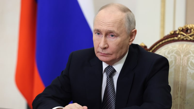 Putin jednal se Schröderem. Žádá ho jako prostředníka pro jednání s Evropou