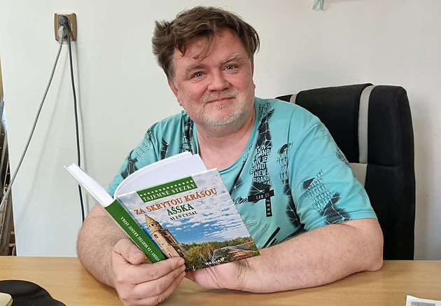 Invaze žravých kobylek i kosmické mezníky. Nová kniha odhaluje záhady Ašska