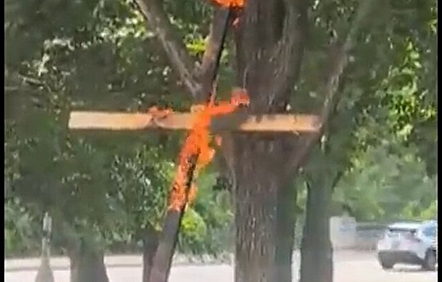 V parku v centru Chicaga se objevil hořící kříž, černochy to znepokojilo
