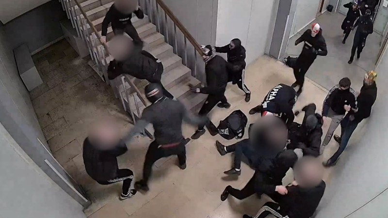 Posun ve vyšetřování útoku chuligánů v Hostivaři: Policisté znají díky záběrům první agresory