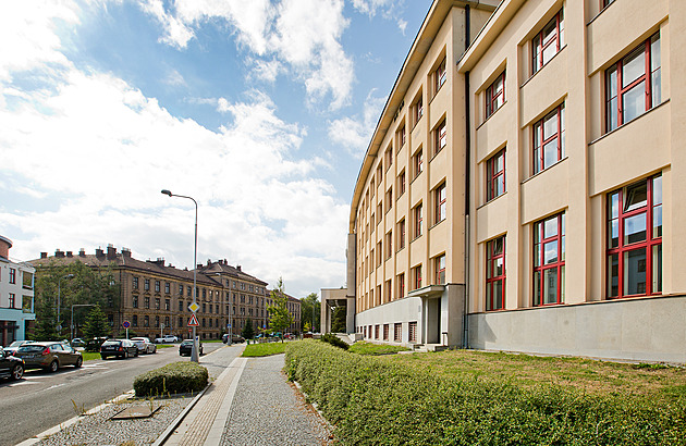 Úředníci i studenti. Hradec chce koupit budovu lékařské fakulty do voleb