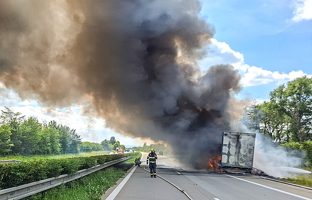 Na D35 u Olomouce se po požáru kamionu tvoří kolony. Řidič hořící návěs odpojil