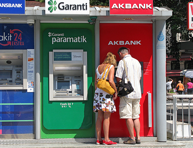 Platíte kartou v cizině? Stejnou útratu banky přepočtou různě i o stovky