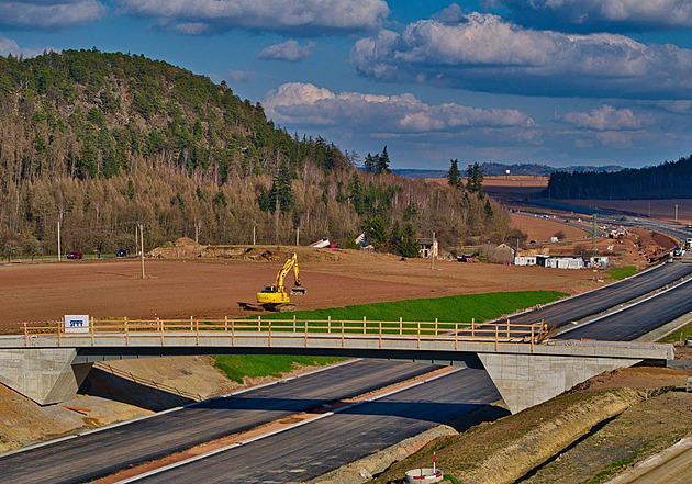 Komplikace na D6 před Prahou. Řidiči částí do večera neprojedou kvůli opravě