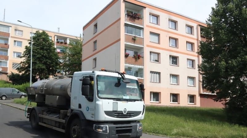 Drama na Ústecku: Opilý muž střílel z okna paneláku. Policie u něj našla sbírku zbraní