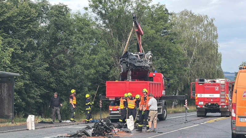 Vážná nehoda u Litomyšle: Auto se srazilo s náklaďákem. Zemřeli dva lidé