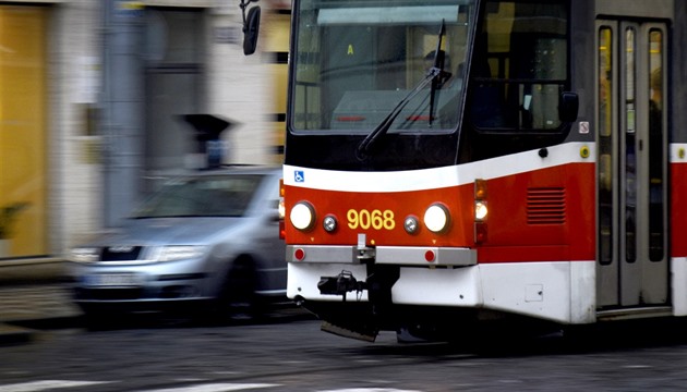 Částí Prahy nejezdí tramvaje, nadměrný náklad poškodil vedení
