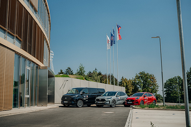 České hráče bude vozit Ford. Asociace má nového partnera, nahradí Hyundai