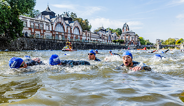 Bolest je jen chvilková! Při slavném závodu Ironman v Hradci se Labe jen vařilo