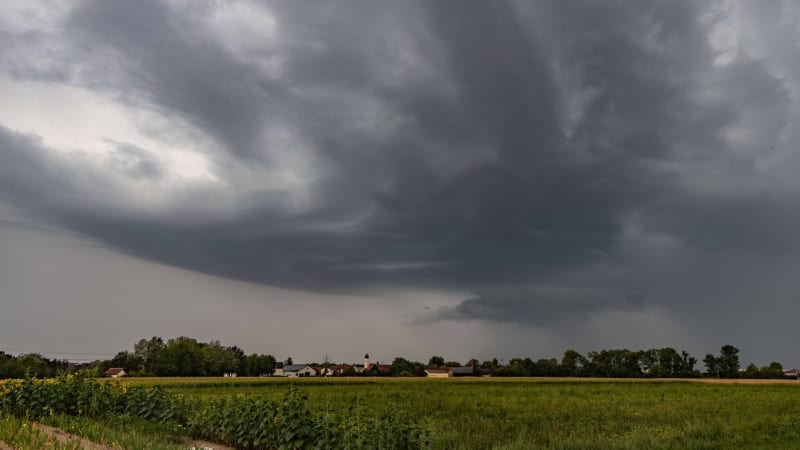 Česko sužují další silné bouřky: Objevily se i supercely. Meteorologové varují před lijáky